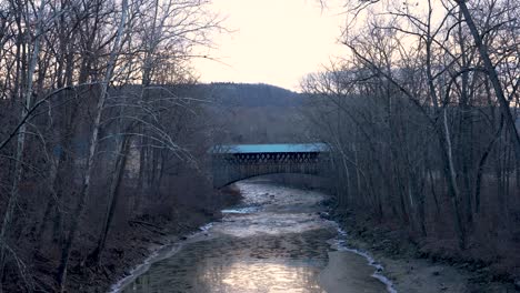 Puente-De-Madera-Cubierto-Histórico-En-Una-Mañana-De-Invierno