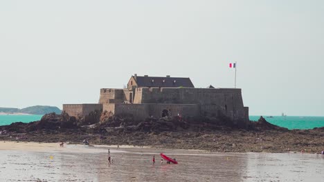 Fuerte-Nacional-En-Una-Isla-De-Marea-A-Unos-Cientos-De-Metros-De-La-Ciudad-Amurallada-De-Saint-malo