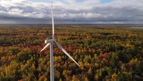 Turbina-Eólica-Operando-En-Una-Zona-Boscosa-Colorida-En-La-Temporada-De-Otoño,-Vista-Aérea