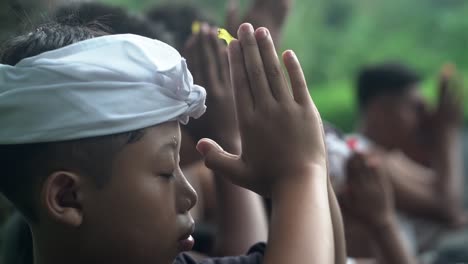 Eingeborener-Junge-Aus-Bali-Betet