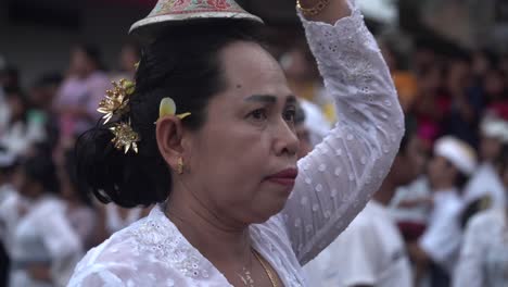 Mujer-Vestida-Con-Vestidos-Tradicionales-Sosteniendo-Un-Objeto-En-La-Cabeza