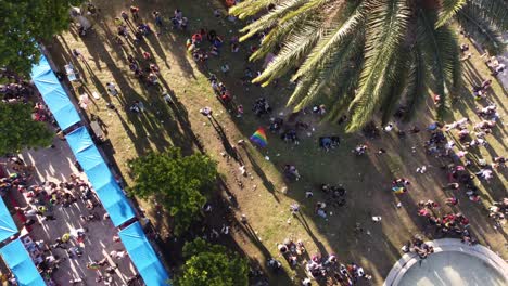 Toma-Ascendente-De-Arriba-Hacia-Abajo-Que-Muestra-A-Una-Multitud-De-Personas-Celebrando-El-Desfile-Del-Orgullo-Lgbt-En-Buenos-Aires---Ondeando-Coloridas-Banderas-Del-Arco-Iris-Por-Los-Derechos-Humanos