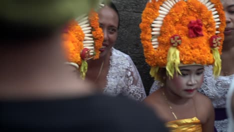 Mädchen-Und-Frauen-In-Traditionellen-Kleidern