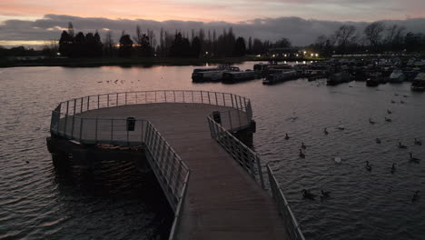 Fliegen-Sie-Bei-Sonnenuntergang-über-Den-Pier-Am-Billing-Aquadrome-Lake