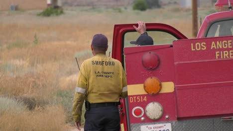 El-Bombero-Guía-El-Camión-A-La-Escena