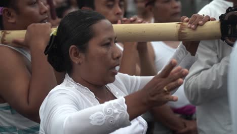 Mujer-Nativa-Tradicional-Bailando