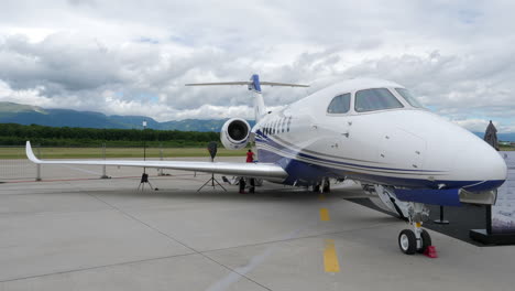 Toma-De-Mano-Del-Avión-Comercial-Cessna-Citation-Longitude-Que-Se-Muestra-En-La-Plataforma-Del-Aeropuerto