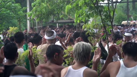 Nativos-De-Bali-Rezando-Juntos