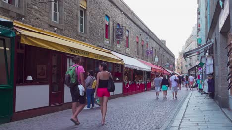 Zona-Peatonal-Con-Sus-Restaurantes-Y-Tiendas-Dentro-De-Las-Murallas-De-La-Ciudad-De-Saint-malo