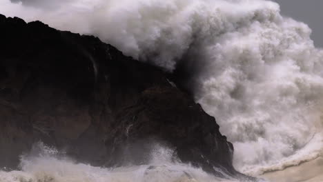 Große,-Riesige-Meereswelle,-Die-Felsen-An-Der-Küste-Stürzt,-Zeitlupe,-Nazare-In-Portugal