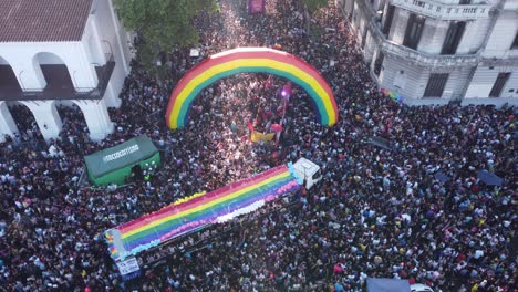 Toma-Aérea-Desde-Arriba:-Multitud-De-Personas-Celebrando-El-Desfile-Del-Orgullo-Lgbt-En-Buenos-Aires