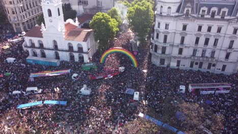 Absteigende-Drohnenaufnahme-Von-Menschen,-Die-Die-Lgbt-stolzparade-Auf-Der-Plaza-De-Mayo-In-Buenos-Aires-Feiern
