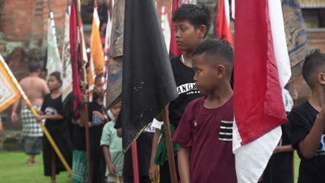 Niños-Nativos-De-La-Escuela-Joven-De-Pie-En-Línea-Con-Banderas