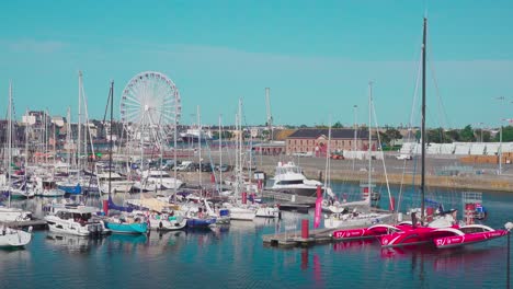 El-Puerto-De-Saint-malo-Con-Su-Rueda-De-La-Fortuna