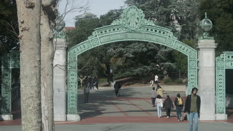 Estudiantes-Universitarios-Caminando-Bajo-La-Puerta-Sather-En-Uc-Berkeley