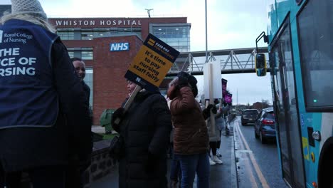 Huelgas-De-Enfermeras-Del-Nhs,-Ondeando-Pancartas-Y-Banderas-Exigiendo-Un-Salario-Justo-Y-Una-Mejor-Atención-Al-Paciente