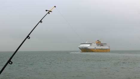 Ferry-Marcha-Atrás-En-Una-Sesión-De-Pesca-En-El-Mar