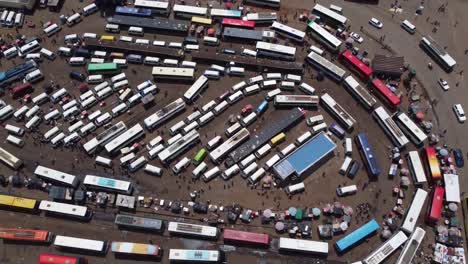 Drohnenvideo-Eines-Busbahnhofs-In-Harare,-Simbabwe