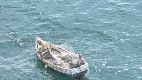 Barco-De-Pesca-Anclado-Pacíficamente-En-Tranquilas-Aguas-Azules,-Lima,-Perú