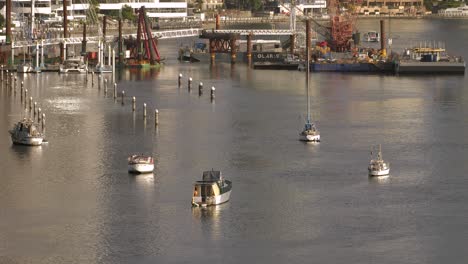 Boats-on-the-Brisbane-River,-Brisbane-City-from-Kangaroo-Point,-Queensland,-Australia