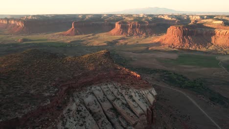 Vista-Aérea,-Canyonlands,-Lleva-Orejas-Monumento-Nacional-Utah-Usa-En-La-Mañana-Soleada