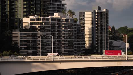 Vista-De-La-Autopista-Riverside-En-La-Ciudad-De-Brisbane-Desde-Kangaroo-Point,-Queensland,-Australia