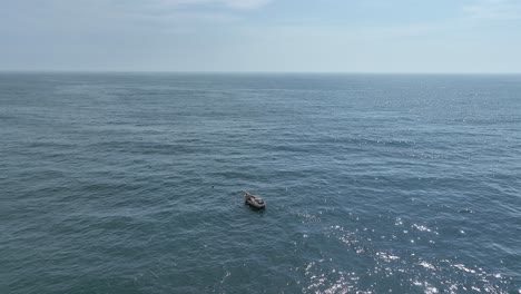 Barco-De-Pesca-Anclado-En-El-Agua-Azul-Del-Océano-En-Un-Día-Soleado-Cerca-De-La-Bahía-De-Lima,-Perú