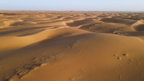 Impresionante-Paisaje-De-África,-Mauritania-Sahara-Dunas-De-Arena-Del-Desierto-Al-Atardecer,-Vuelo-Aéreo-De-Drones