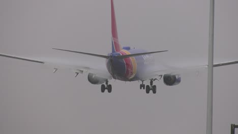 Flugzeuglandung-Nach-Dem-Flug-Durch-Raues-Wetter