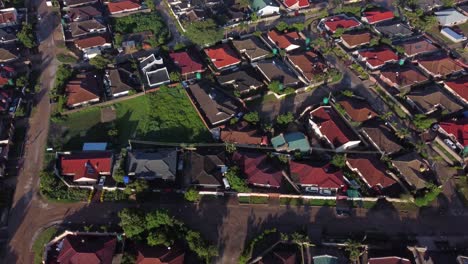 Video-De-Drones-Del-Municipio-Suburbano-De-Alta-Densidad-De-Cascadas-En-Harare,-Zimbabwe