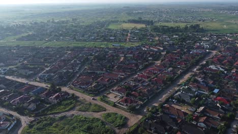 Video-De-Drones-Del-Municipio-Suburbano-De-Alta-Densidad-De-Cascadas-En-Harare,-Zimbabwe