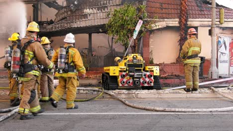 El-Robot-De-Extinción-De-Incendios-Apaga-Un-Gran-Incendio-En-Una-Estructura.