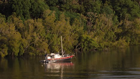 Boat-on-the-Brisbane-River,-Brisbane-City-from-Kangaroo-Point,-Queensland,-Australia