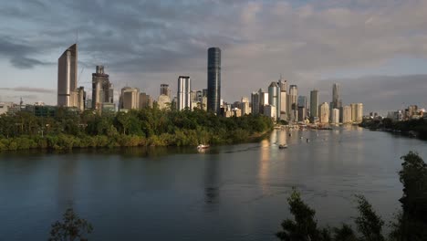 View-of-Brisbane-City-and-botanic-gardens-from-Kangaroo-Point,-Queensland,-Australia