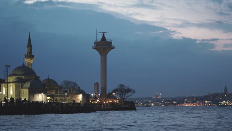 Zeitraffer-Von-Tag-Zu-Nacht-In-Istanbul-Mit-Moschee-An-Der-Küste-Des-Bosporus