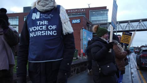 Huelga-De-Enfermeras-Del-Nhs,-Ondeando-Pancartas-Y-Banderas-Exigiendo-Derechos-Salariales-Justos-Y-Una-Mejor-Atención-Al-Paciente