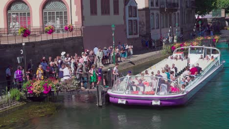 Passagiere-Steigen-In-Ein-Halb-Leeres-Sightseeing-Boot-In-Der-Nähe-Von-Pont-Du-Corbeau,-Straßburg,-Frankreich