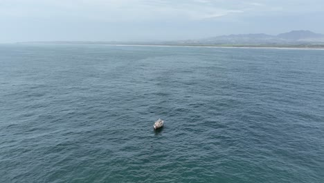 Fischerboot-Verankert-Blaues-Ozeanwasser-An-Sonnigen-Tagen-In-Der-Nähe-Der-Bucht-Von-Lima,-Peru