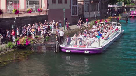 Passengers-disembark-a-sightseeing-boat-near-Pont-du-Corbeau