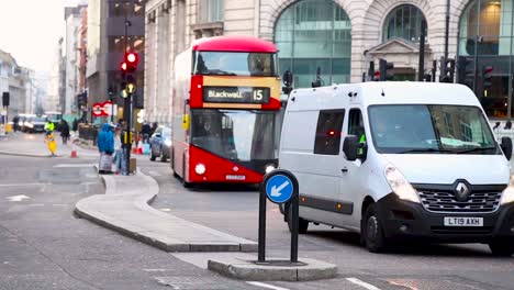 Autobús-Rojo-De-Dos-Pisos-Conduciendo-Por-La-Calle-Eastcheap-En-El-Centro-De-La-Ciudad-De-Londres,-Reino-Unido