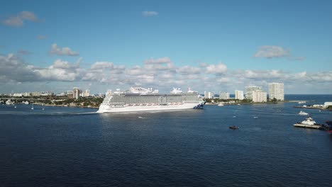 El-Barco-Princess-Cruises,-La-Princesa-Encantada,-Parte-Para-Otro-Viaje-A-Los-Puertos-De-Escala-Del-Caribe.