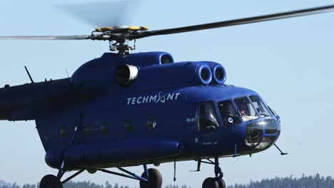 Zivilversion-Des-Mi-8-Hubschraubers-Aus-Der-Sowjetzeit,-Der-Auf-Dem-Flugplatz-Landet