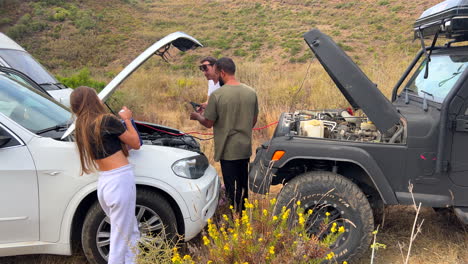 Menschen,-Die-Versuchen,-Einer-Leeren-Batterie-In-Einem-Kaputten-Auto-Zu-Helfen-Und-Starthilfe-Zu-Geben,-Hilfsbedürftiges-Fahrzeug,-Notfall,-4k-Aufnahme