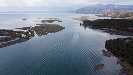 Schöne-Panoramische-Luftaufnahme-Des-Bootes-Segeln-In-Der-Nähe-Eines-Archipelgebiets-In-Der-Adria,-Europa
