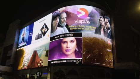 Pantalla-De-Piccadilly-Circus-En-Londres-Por-La-Noche-Con-Mucho-Tráfico