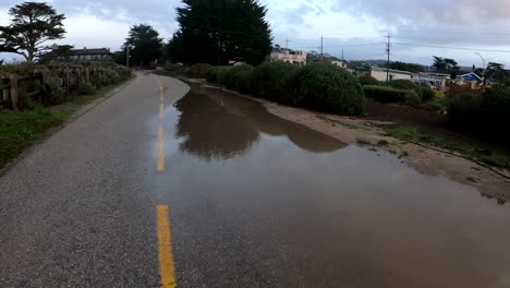 Küstenüberschwemmungen-Auf-Dem-Küstenerholungspfad-Von-Monterey-Bay