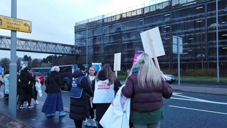 NHS-Krankenschwestern-Streiken-Und-Schwenken-Fahnen-Und-Transparente,-Die-Eine-Faire-Bezahlung-Und-Eine-Bessere-Patientenversorgung-Fordern