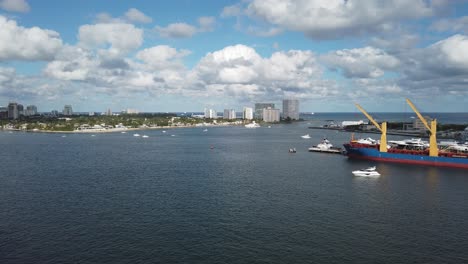 Tráfico-De-Barcos-En-El-Concurrido-Puerto-Marítimo-De-La-Costa-De-Florida