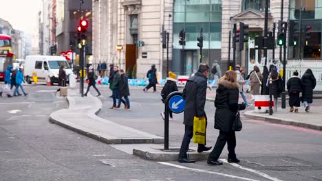 Menschen,-Die-Die-Eastcheap-Street-In-Der-Nähe-Des-Denkmals-In-London-überqueren,-Zeitlupe