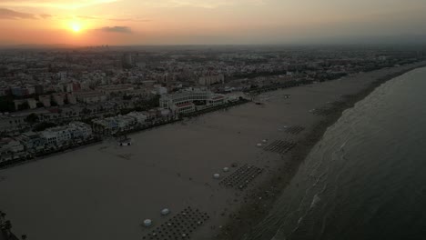 Luftaufnahme-Des-Sonnenuntergangs-über-Dem-Strand-Von-Malvarrosa-In-Spanien-4k